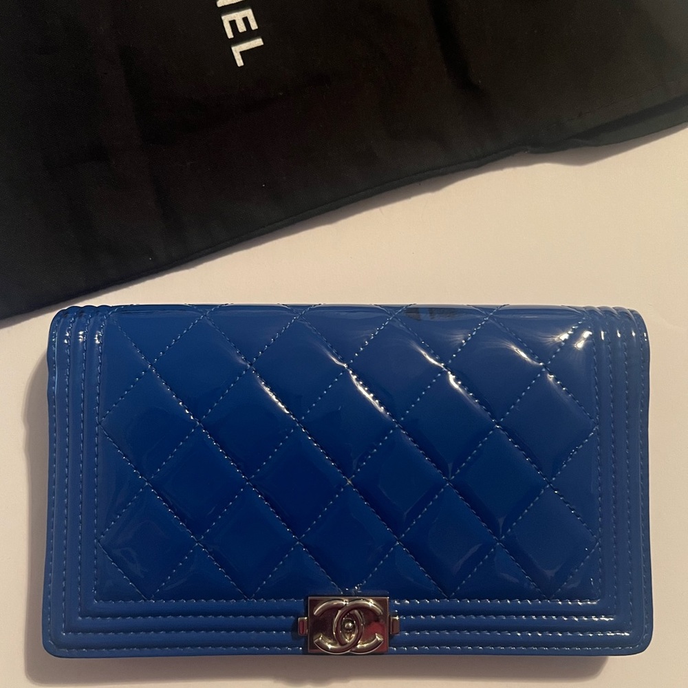 AUTHENTIC CHANEL YEN WALLET PATENT LEATHER LAMBSKIN W/ SILVER HARDWARE & DUSTBAG